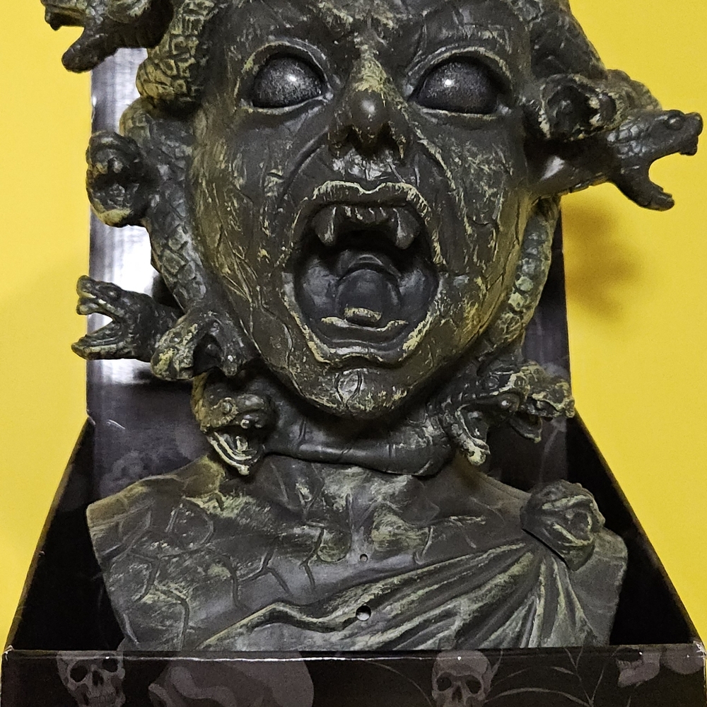 Animated Medusa Bust - Picture 3 of 10